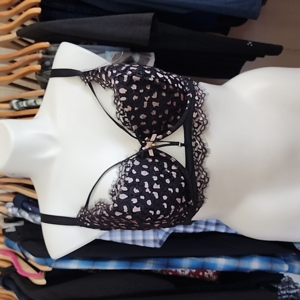 Seriously sexy cacique lace bra 42DDD black an pink NWT